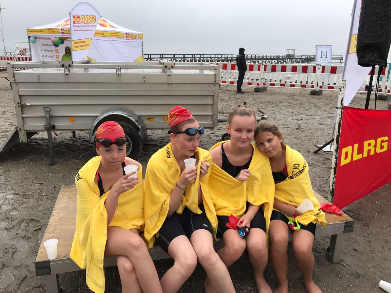 Jugendliche nach dem Schwimmen.