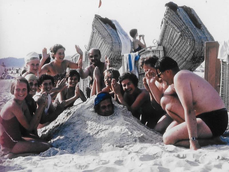 Spaß am Strand im Jahr 1957